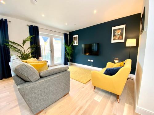 Stunning NEW Large 3 bedroom House - 5 Minutes to the nearest Beach! - Great Location - Garden - Parking - Fast WiFi - Smart TV - Newly decorated - sleeps up to 7! Close to Poole & Bournemouth & Sandbanks
