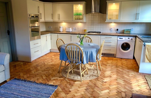 Stunning Norfolk Flint Barn - Close to Norwich & The Broads