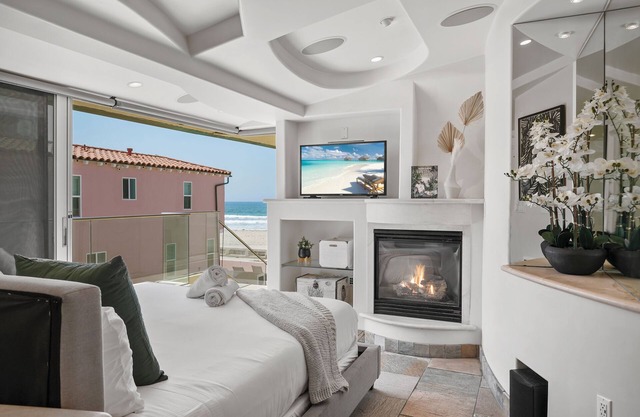 Stunning Oceanfront Boardwalk Condo - Spa, Steps to Beach, Parking & Fast WiFi!