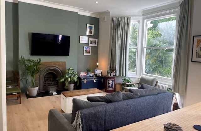 Stunning Open-plan Flat on a Leafy Brixton Avenue