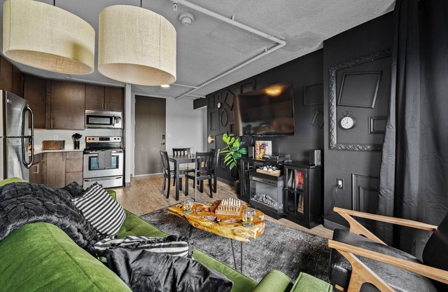 Stunning Penthouse - King Bed - City/River View - Corner Unit - Wells Fargo