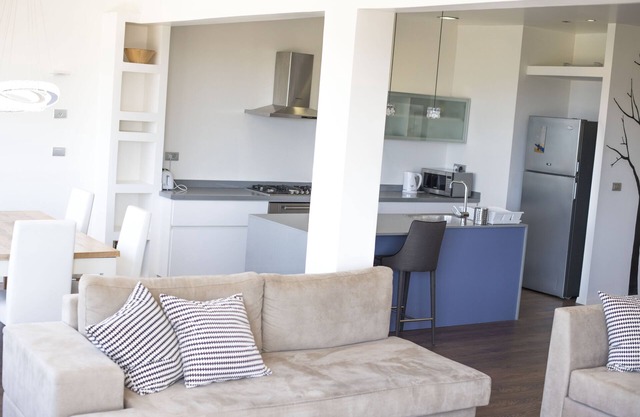 Stunning PENTHOUSE with AMAZING BEACH view + fits up to 7 ppl