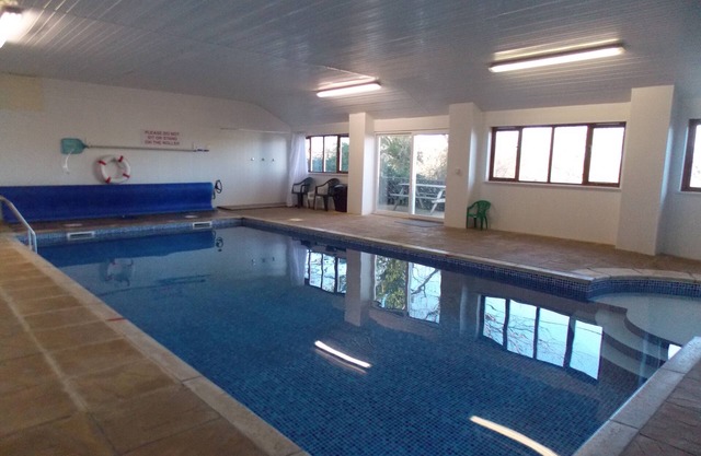 Stunning pet friendly cottage, private heated indoor swimming pool + EV charger
