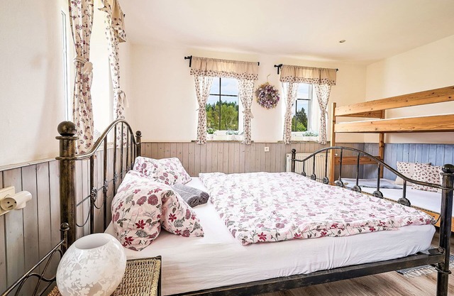 Stunning private villa for 8 guests with WIFI, TV, terrace, pets allowed and parking