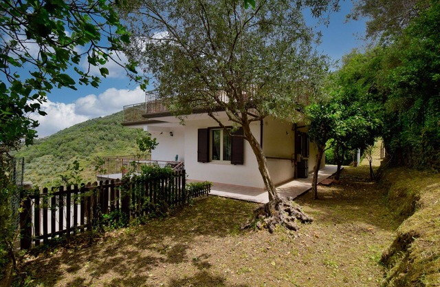 Stunning private villa for 6 people with hot tub, WIFI, A/C, TV, terrace and pets allowed