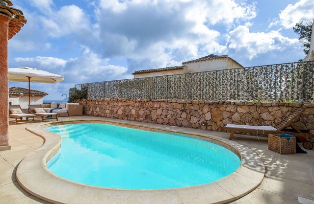 Stunning private villa for 10 guests with WIFI, A/C, private pool, TV, terrace and parking