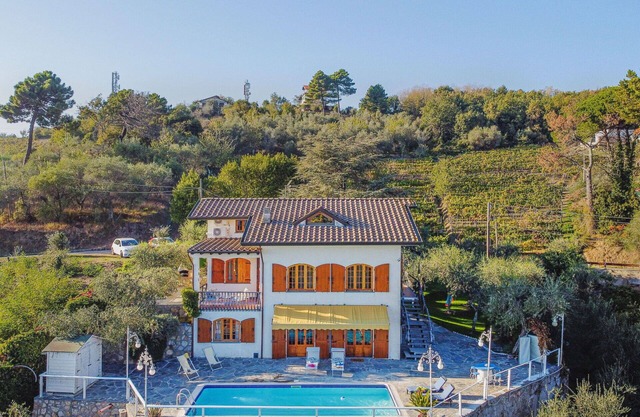 Stunning private villa with A/C, private pool, WIFI, TV, patio, pets allowed and parking