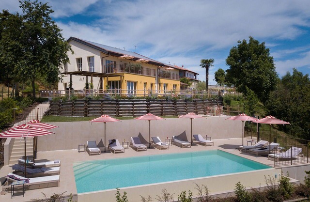 Stunning private villa for 26 guests with WIFI, private pool, A/C, patio and parking, close to A.