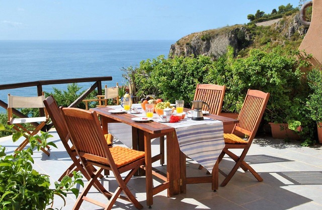 Stunning private villa for 4 people with A/C, WIFI, TV, terrace, pets allowed and parking