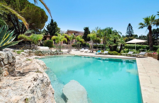 Stunning private villa for 10 people with private pool, WIFI, A/C, TV, terrace and parking
