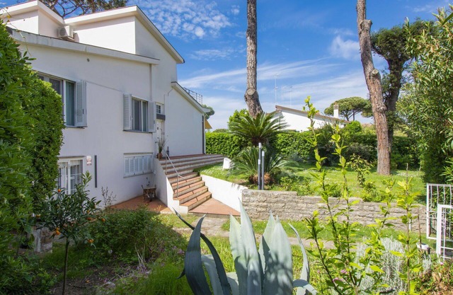 Stunning private villa for 6 people with A/C, hot tub, WIFI, TV, terrace and pets allowed