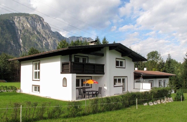 Stunning private villa for 10 guests with TV, terrace, pets allowed and parking