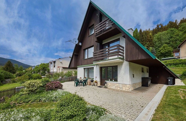 Stunning private villa for 15 guests with WIFI, TV, patio and pets allowed