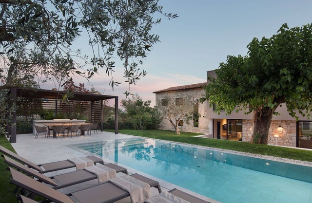 Stunning private villa for 10 guests with A/C, WIFI, private pool, hot tub, TV and terrace