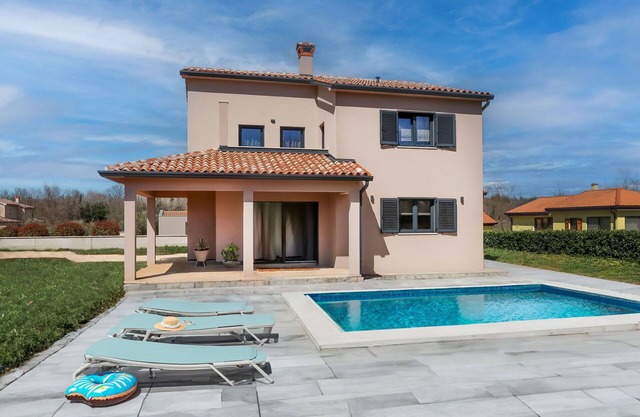 Stunning private villa for 8 guests with private pool, A/C, WIFI, TV, terrace and parking