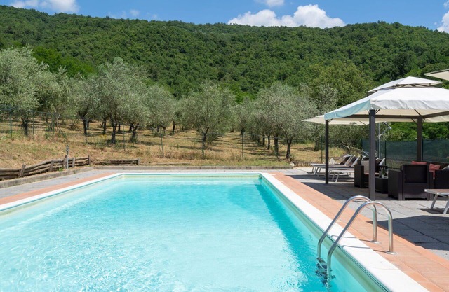 Stunning private villa for 10 people with WIFI, private pool, TV, patio, pets allowed and parking