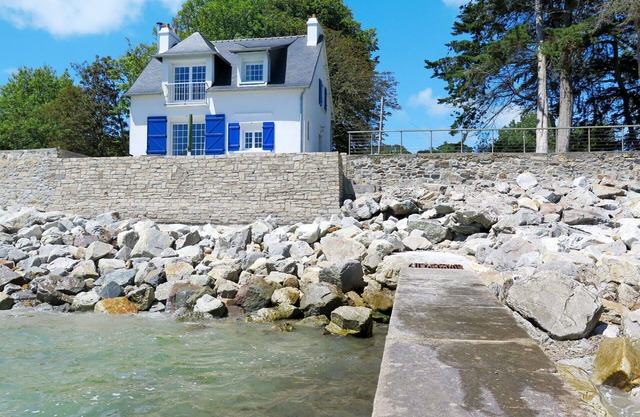 Stunning private villa for 4 guests with terrace, pets allowed and parking