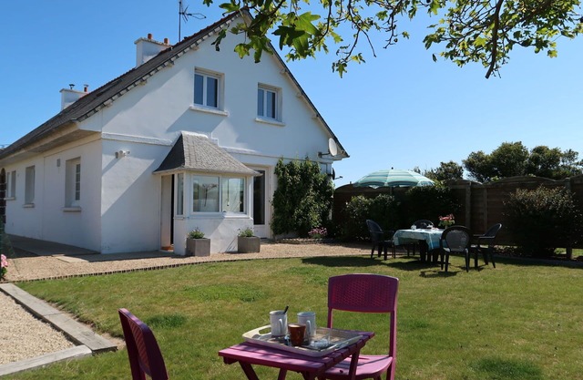 Stunning private villa for 4 guests with WIFI, TV, pets allowed and parking