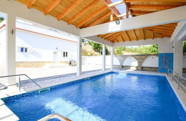 Stunning private villa for 14 guests with WIFI, private pool, hot tub, A/C, TV, terrace and park.