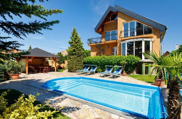 Stunning private villa for 15 guests with WIFI, private pool, A/C, TV, terrace and pets allowed