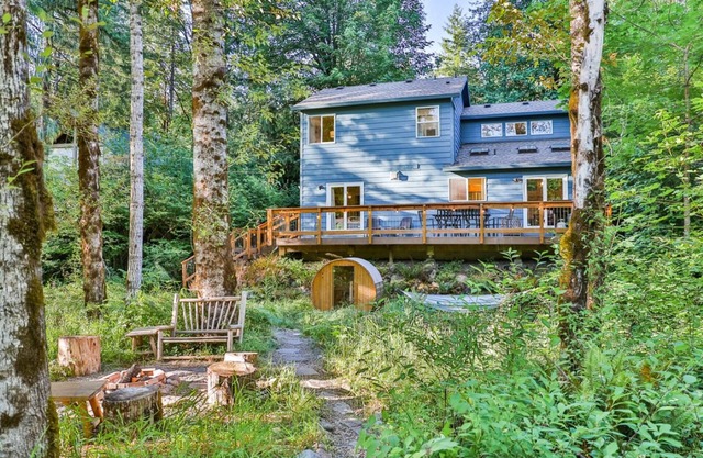 Stunning Riverfront Getaway, *Pet Friendly*, Barrel Sauna, Huge Deck, Game Room, Fire-Pit, Pool