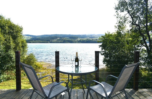 Stunning Romantic Lakeside Private Cabin - Hot Tub & Cosy Fireplace