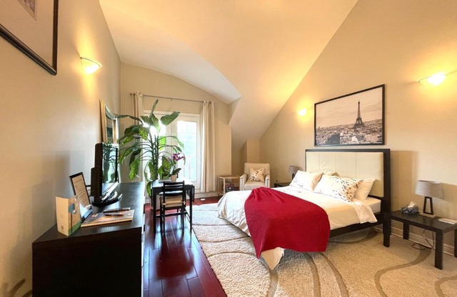 Stunning Rooms in Townhouse across the Beach