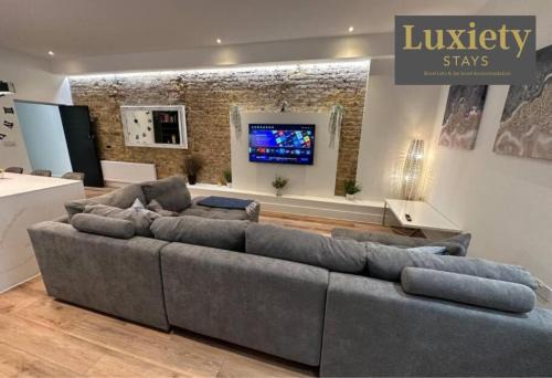 Stunning & Sleek 2BR Excellent Location Nr Cliffs Pavillion by Luxiety Stays