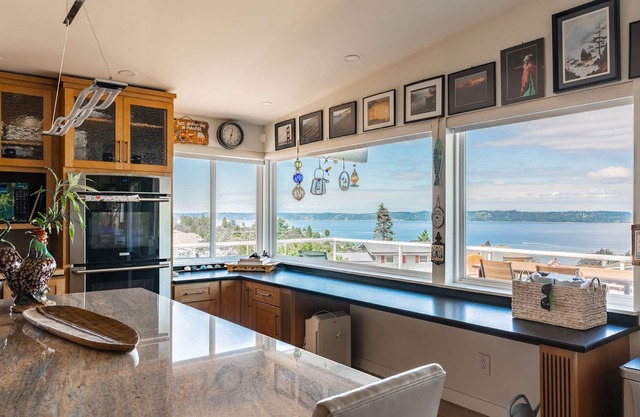Stunning Sound View+Luxury Stylish Design+ two Kitchens!