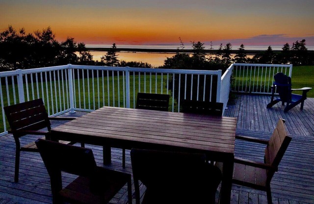 Stunning Sunsets From Oceanview Home Only 400m To 10 Km Of Sandy Beach
