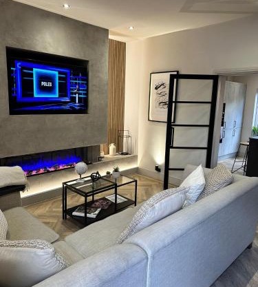 Stunning Town Center Cottage with hot tub