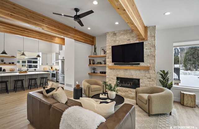 Stunning townhome in Girdwood w/game room and sauna!