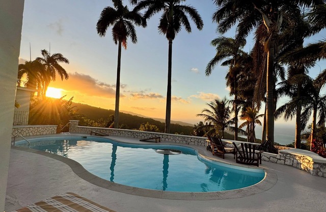 Stunning Tropical Mountain Villa mins from Montego Bay including Butler