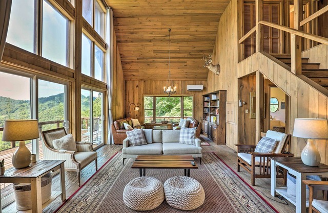 Stunning Views: Mountaintop Cabin in Burnsville!