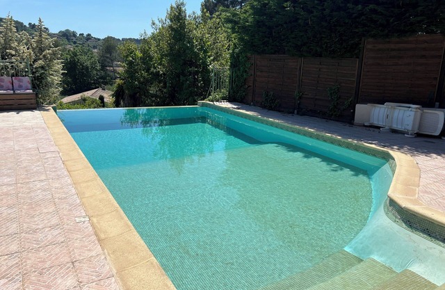 Stunning villa with salt water infinity pool, terrace bar, kitchen & pizza oven.