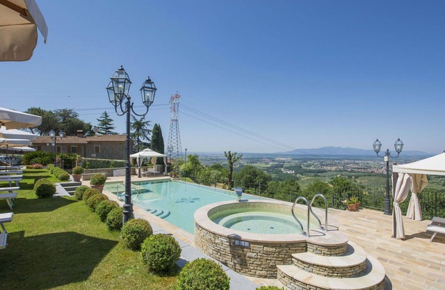 Stunning villa for 5 guests with A/C, WIFI, pool, TV and panoramic view