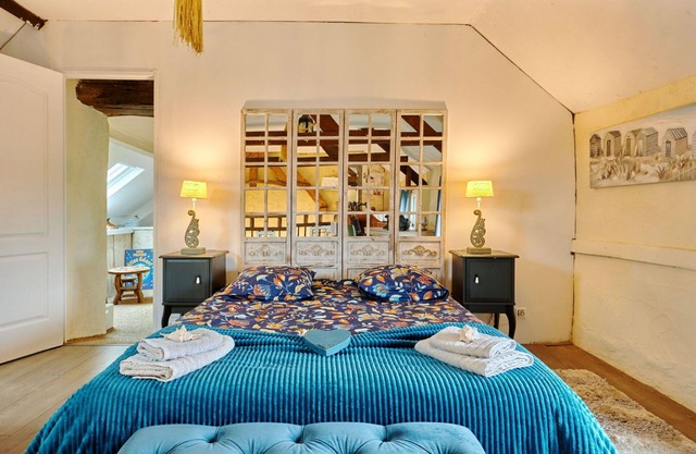 Stunning villa for 4 people with WIFI, hot tub, TV, terrace, pets allowed and parking