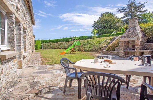 Stunning villa for 6 guests with WIFI, TV, terrace, pets allowed and parking