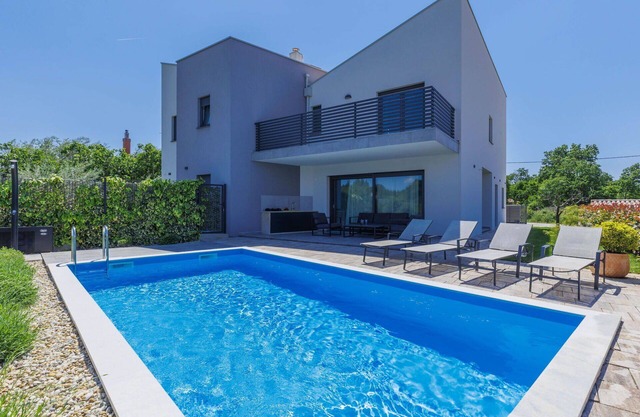 Stunning villa for 6 guests with A/C, WIFI, private pool, TV, terrace and pets allowed