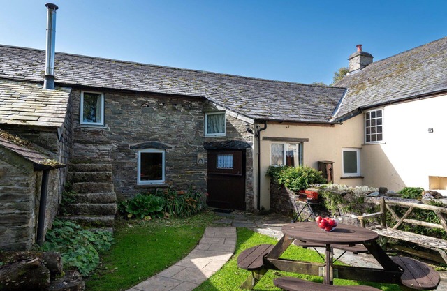 Stunning villa for 7 people with hot tub, WIFI, TV, patio, pets allowed and parking