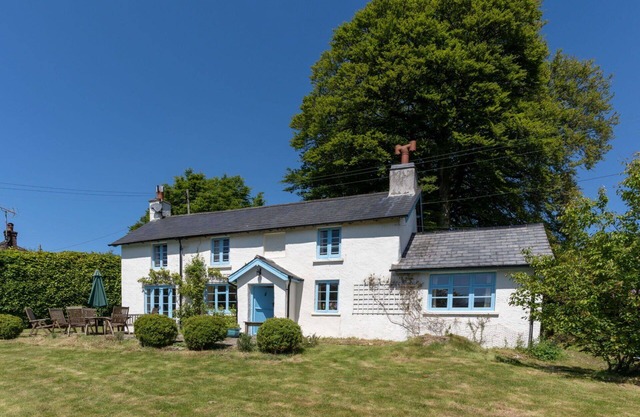 Stunning villa for 8 guests with WIFI, TV, pets allowed and parking