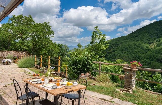 Stunning villa for 6 people with private pool, WIFI, TV and panoramic view, close to Florence