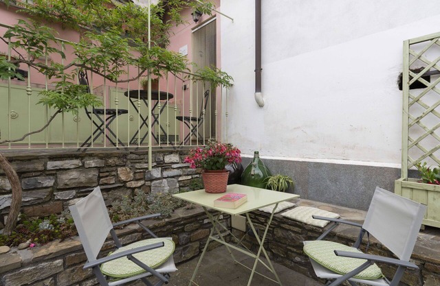 Stunning villa for 4 guests with WIFI, TV, balcony, pets allowed and parking