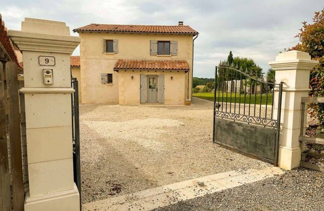 Stunning well-Equipped House for 9 Near Aubeterre