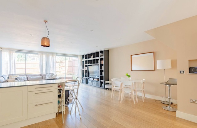 Stunningly Spacious 4BD Home, Clapham North
