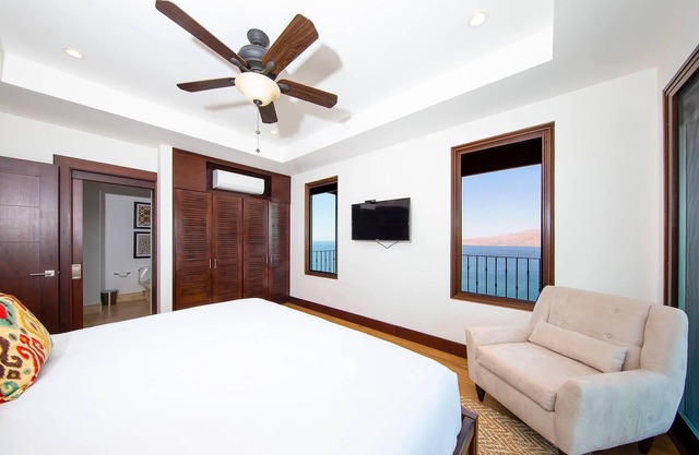 Stunny condo with Ocean View, Infinity Pool, Breakfast included