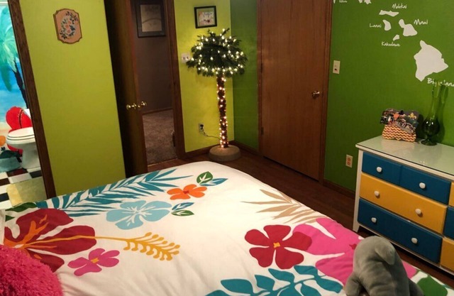 STURGIS RALLY-KING BEDROOM W/PRIVATE BATHROOM/HOT TUB/POOL! 7 BLOCKS FROM MAIN!