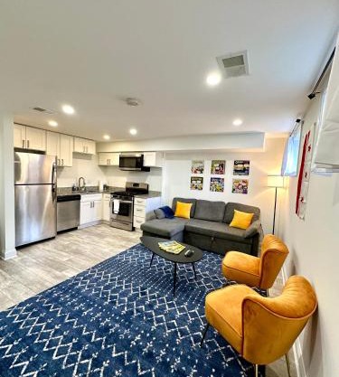 Stylish 1 Bed - 5 min walk to Metro, free parking!