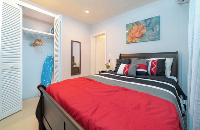 Stylish 1-bedroom apartment in delightful Buckleys with WiFi, AC