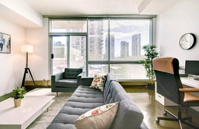 Stylish 1BR, Stampede & Free Parking by Doorbed